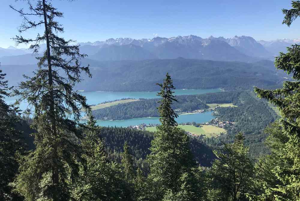 Das Ziel der Wanderung: Dieser Blick vom Herzogstand auf Walchensee und Karwendel