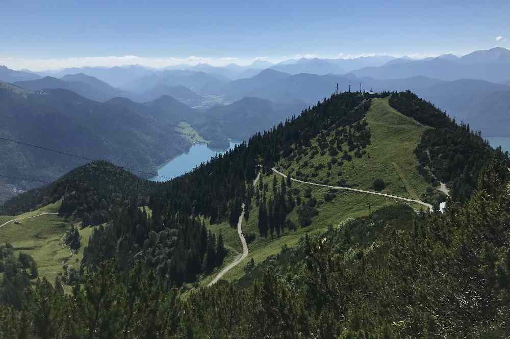 Der Blick vom Gipfel mit dem Pavillon auf den Herzogstand und den Walchensee