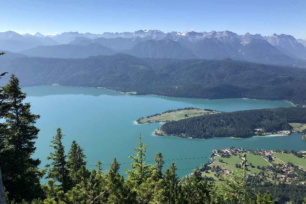 Für diesen Ausblick zum Karwendel lohnt sich die Herzogstand Wanderung in Bayern 