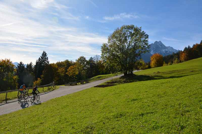 Auf dem Heuberg mountainbiken in Stans, im Naturpark Karwendel