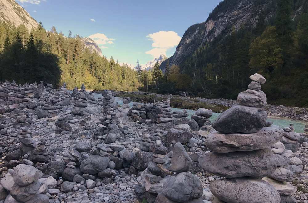 Viele Steinmandln - also Steinmännchen - zieren die Isar im Hinterautal 