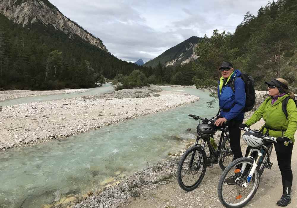 Später plätschert die Isar direkt neben dem Radweg, ich treffe die Hinterautal - Experten Christine und Peter aus Scharnitz