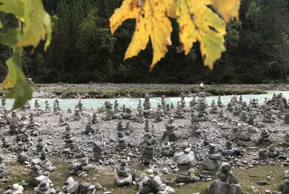 Traumhaft im Herbsturlaub: Die Steinmandln im Hinterautal am Weg zum Isarursprung 