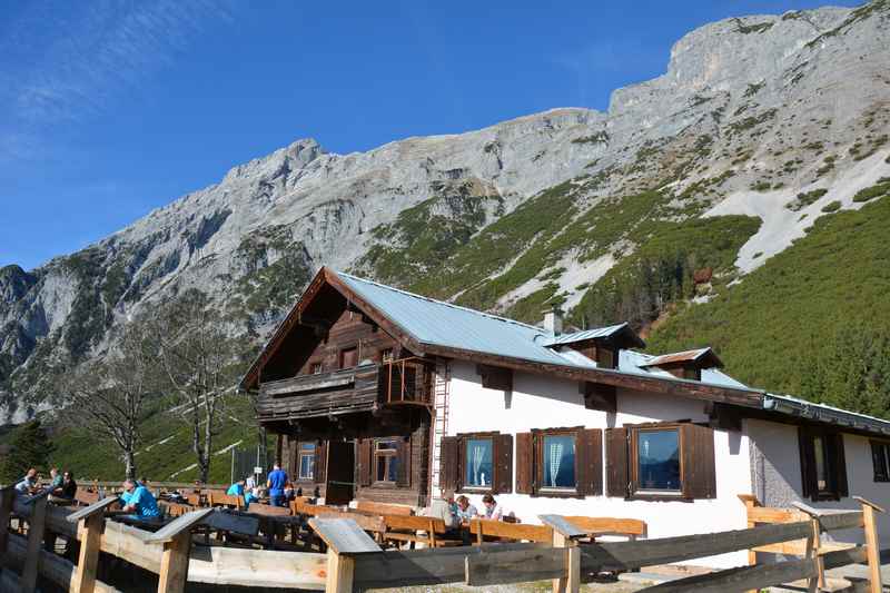 Die Hinterhornalm mit dem Hundskopf und dem Karwendel, Hütte in Gnadenwald