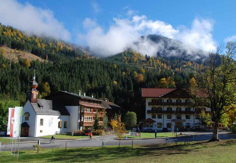 Der kleine Ort Hinterriss mit der Kapelle und dem Gasthof zur Post in Tirol