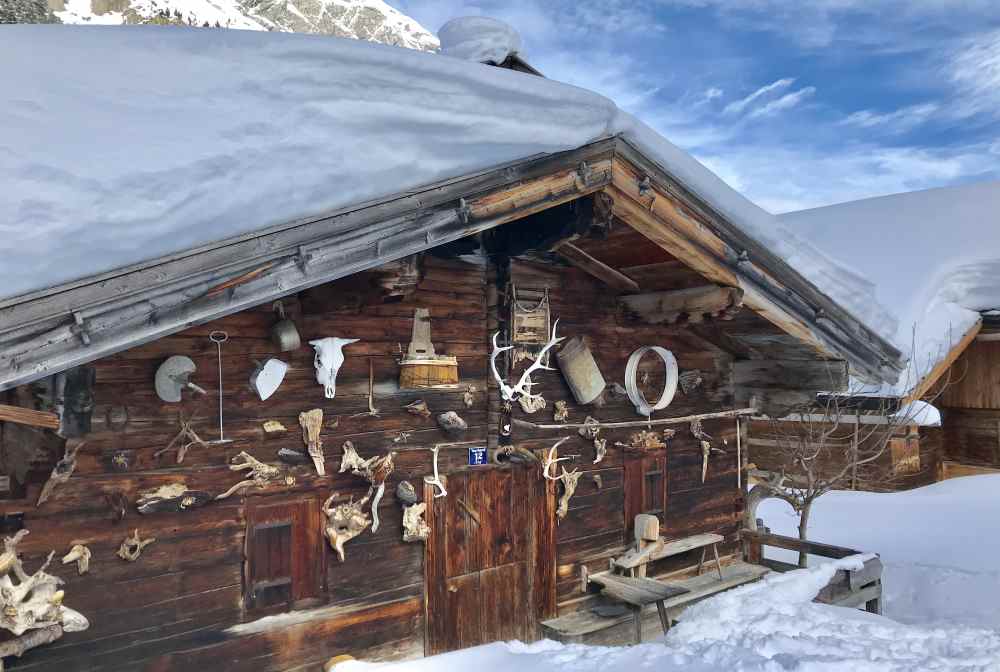 Der Winter am Ahornboden hat seinen besonderen Reiz - meterhoch liegt der Schnee auf den Hütten.