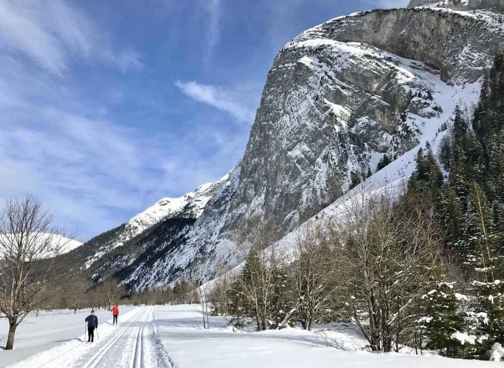 Riesig sind die Berge des Karwendelgebirge neben der Karwendelloipe