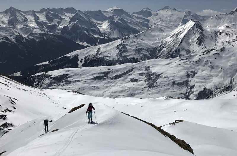 Der letzte Anstieg auf Gipfel Nummer 4: Das Hobarjoch mit diesem Ausblick auf die Zillertaler Alpen bei der Frühlingsskitour