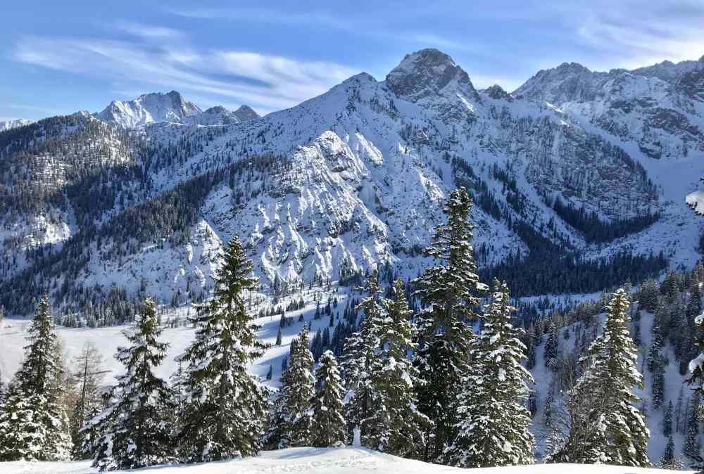 Hinterriss Skitour: Von der Rohntalalm geht es zügig hinauf mit dem Blick auf die verschneiten Berge