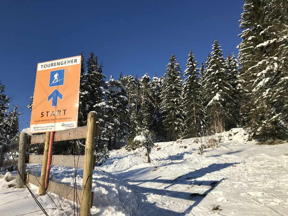 Dank Beschilderung findest du die Skitourenroute zur Hocheggalm leicht