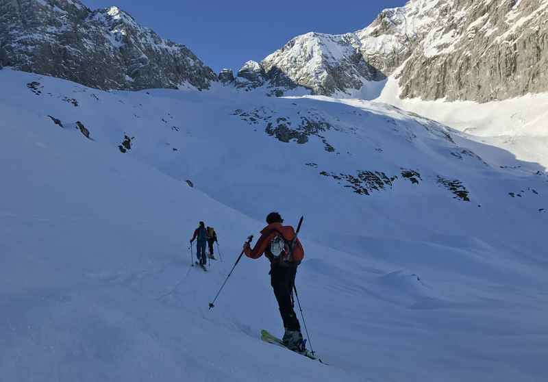 Hochglück Skitour: Der Aufstieg im Hochglückkar - oben ist schon die Scharte in der Sonne