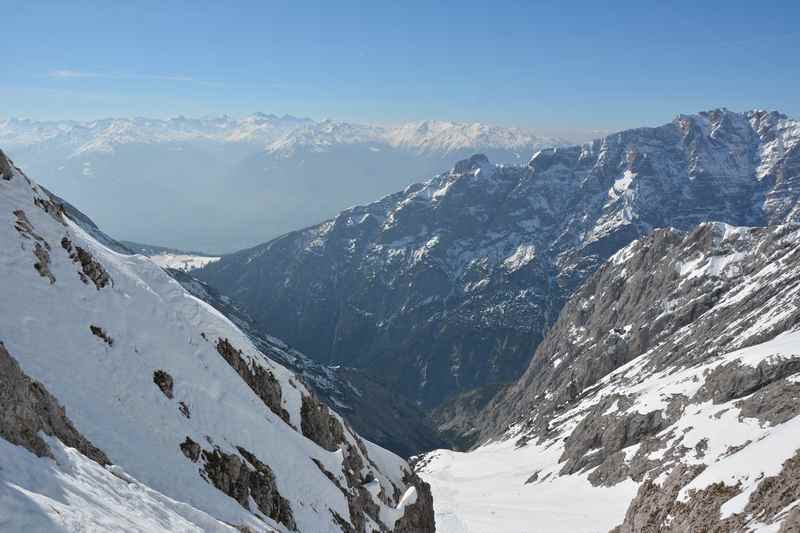 Der Blick von der Hochglückscharte ins Inntal und auf die Zillertaler Alpen