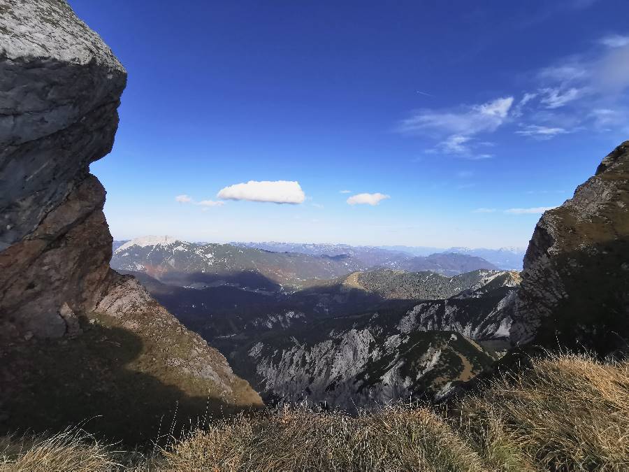 Hochiss Ausblick in Richtung Bayern: Mit dem Guffert im Rofan und dahinter den Blaubergen