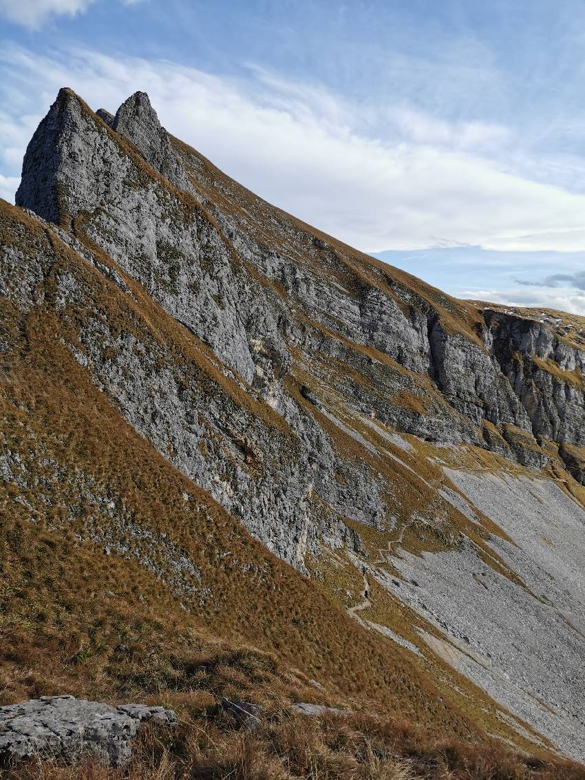 Das ist der Blick auf das Spieljoch, am Wanderesteig unterhalb des Hochiss