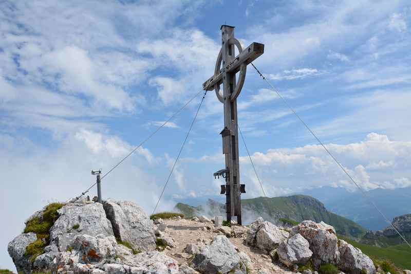 Die Bergtour am Achensee führt zum Hochiss Gipfelkreuz - das Kreuz an sich ist nichts besonderes, aber der Ausblick famos!