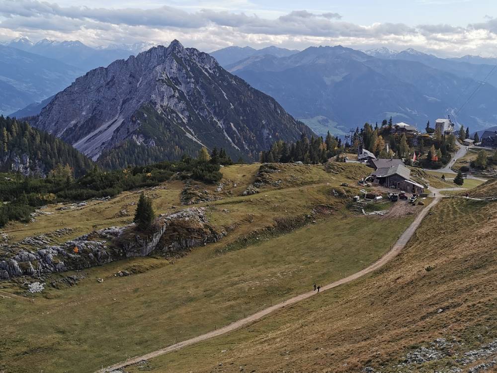 Von der Bergstation der Rofanseilbahn geht dieser Wanderweg Richtung Hochiss