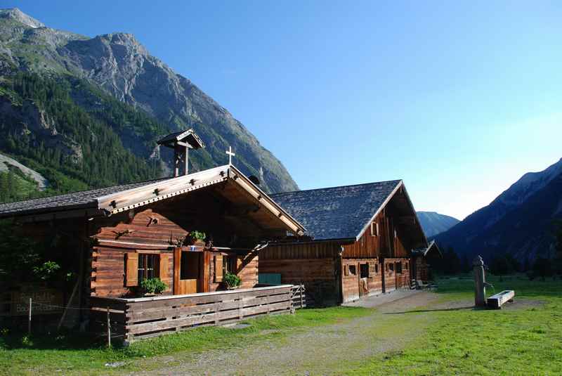 Hochzeit auf einer Alm Tirol? - die Hütten der Engalm neben der Kapelle