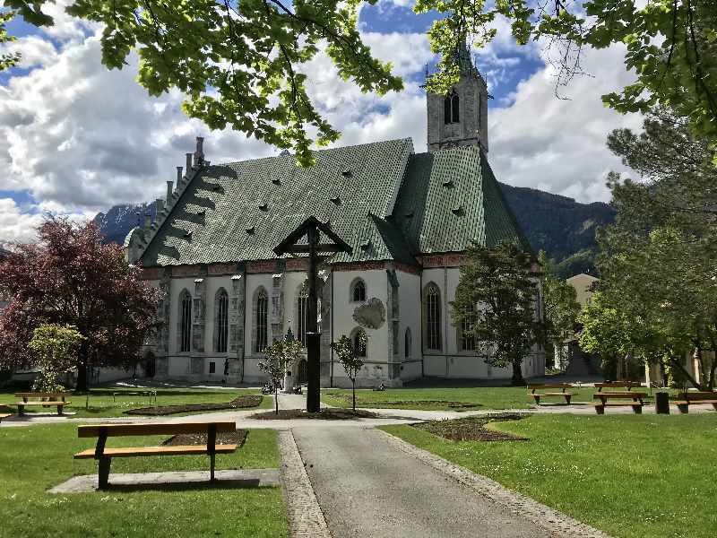 Hochzeit in den Bergen: Die monumentale Kirche in Schwaz in Tirol