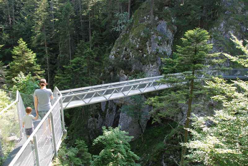 Über die Höllbrücke in der Geisterklamm wandern