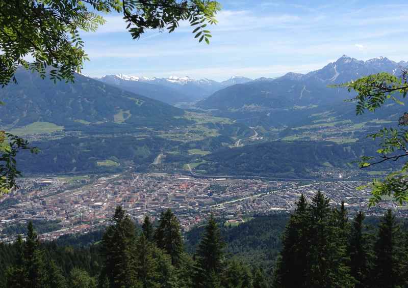 Ausblick von der Höttinger Alm aus der Nordkette im Karwendel auf den Brenner