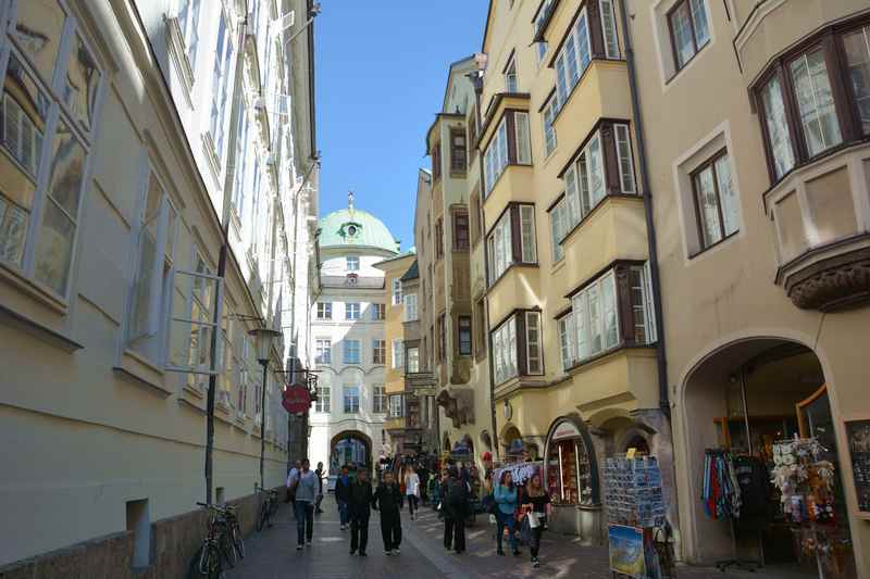 In der Hofgasse in Innsbruck auf dem Weg zur Hofburg Innsbruck, der weiße Bau mit der großen Kuppel am Ende der Gasse