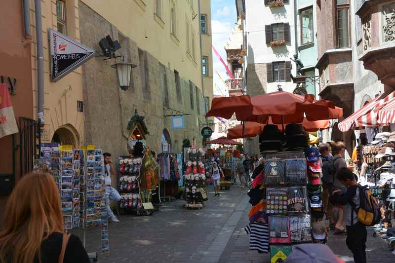 Auch die Hofgasse verbindet Hofgasse Innsbruck Sehenswürdigkeiten: in Richtung goldenes Dachl, leicht zu sehen von der Seite