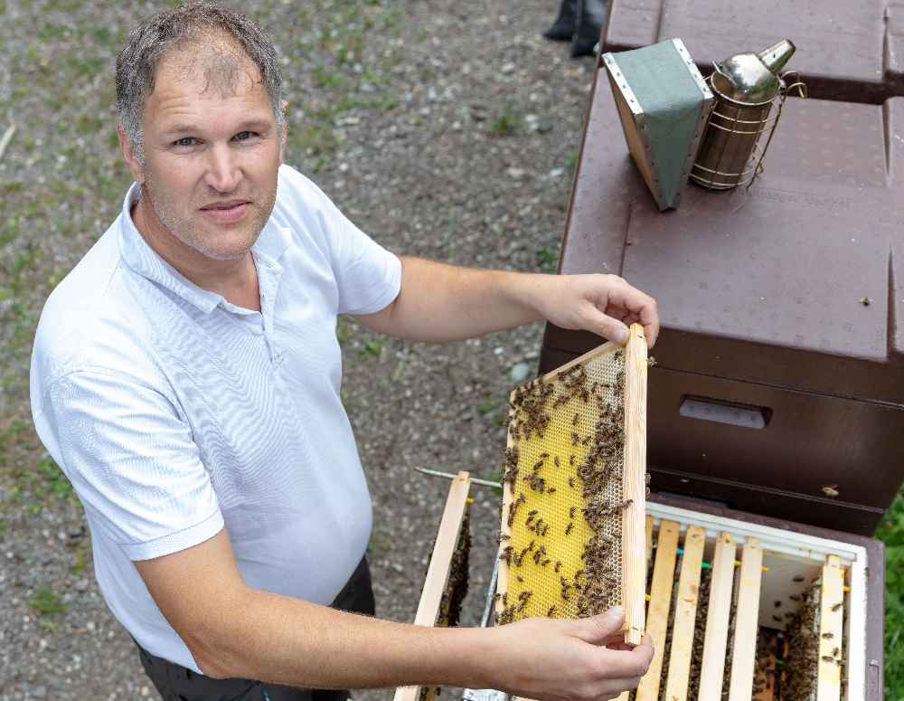 Sonst arbeiten die Imker wie Klaus Farthofer im Wald oder in ihrer Imkerei - unsichtbar für die Konsumenten. Bei den Tiroler Honigtagen stellen sie ihr Wissen zur Schau. Foto: Albert Unterkircher