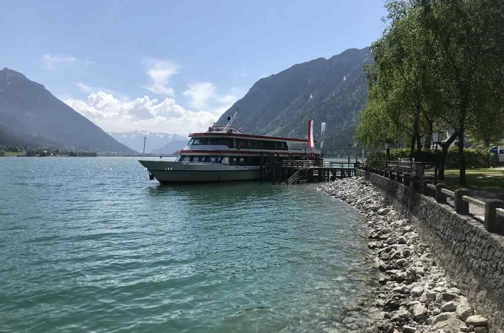 Fürstenhaus am Achensee - das Schiff legt direkt vor dem Hotel an