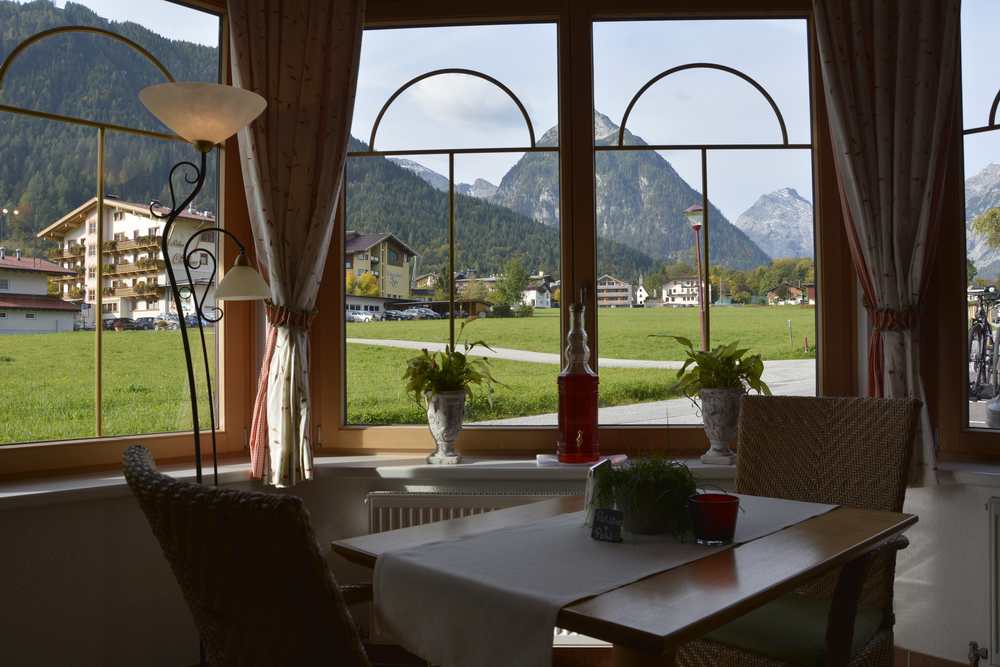 So grüßt das Karwendel beim Frühstück durch die Fenster herein