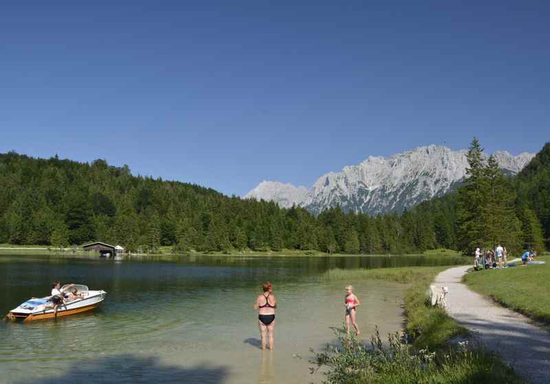 Das ist der Ferchensee, wo man ebenfalls im glasklaren Wasser baden und schwimmen kann