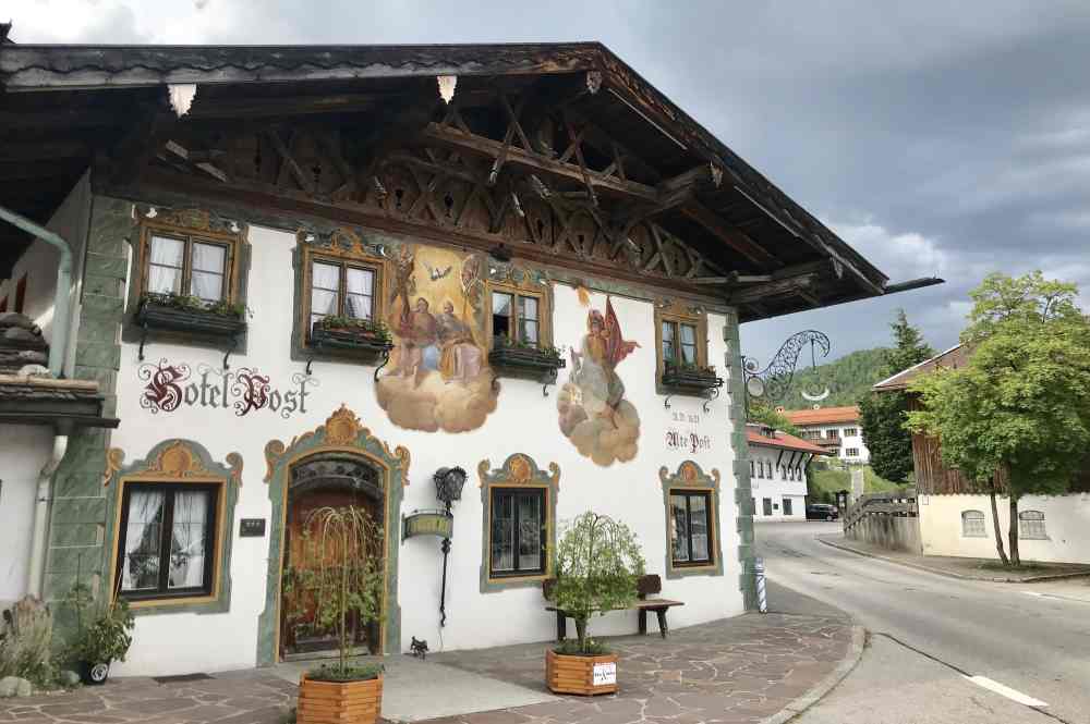 Wohnen im gepflegten Denkmal mit Lüftlmalerei: Der Hotel Post Wallgau 