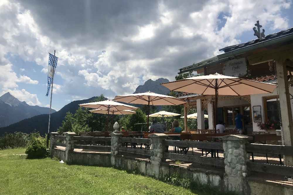 Die sonnige Terrasse auf der Korbinianhütte mit Blick auf´s Wettersteingebirge