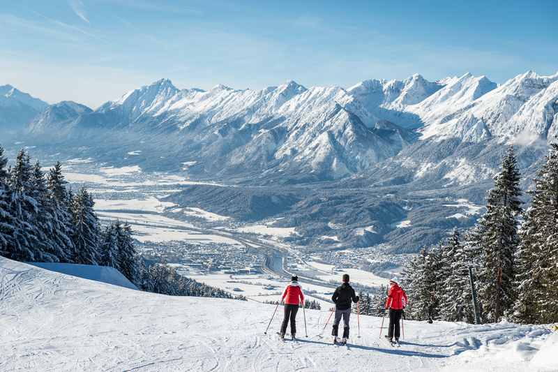 Die Erwachsenenskikurse im Skigebiet Weerberg lockt mit dieser Sicht auf das Inntal und das Karwendel in Tirol