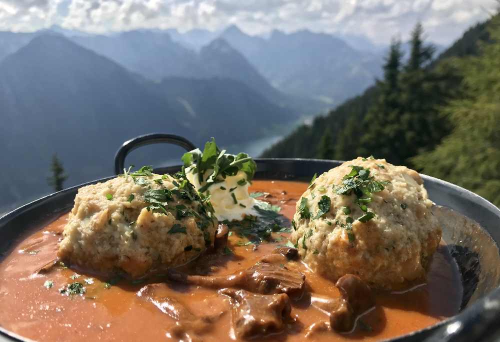 Auf der Erfurter Hütte im Rofan sehr gut einkehren und auf das Karwendel schauen