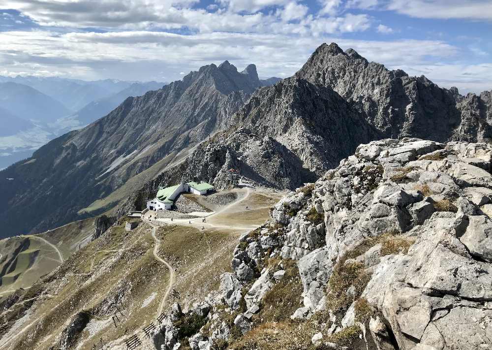 Auf der Nordkette in Innsbruck - schöner Blick über das Karwendelgebirge und die Stadt