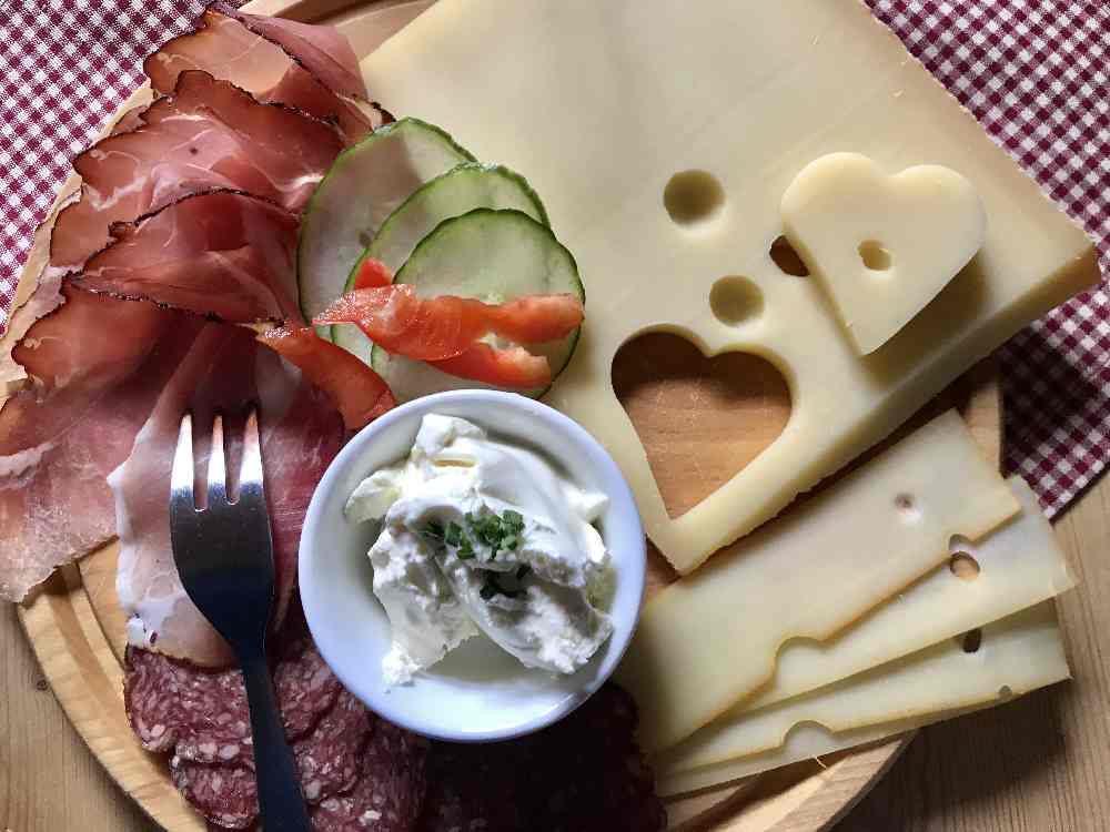 Wann haben die Hütten und Almen im Karwendel für eine gute Brotzeit geöffnet?