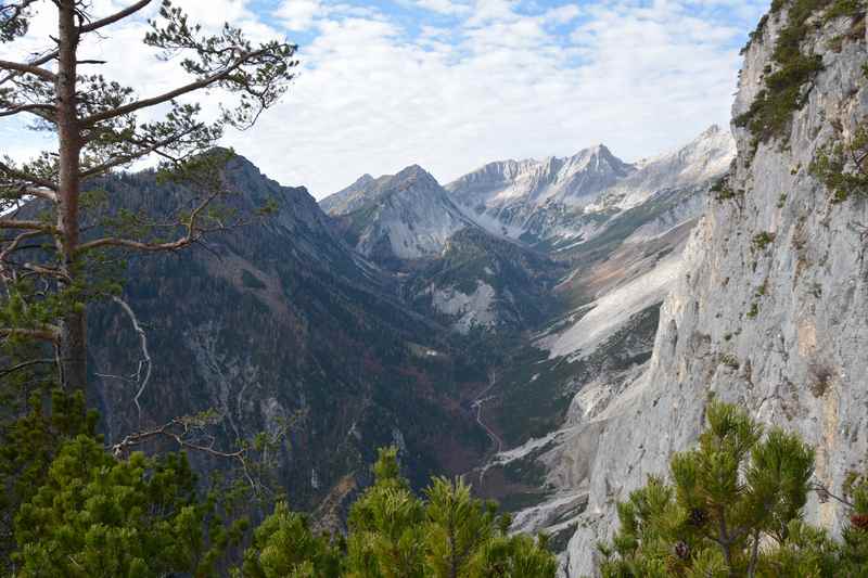 Unterhalb der Hüttenspitze gibt es einen Blick in das Halltal im Karwendel