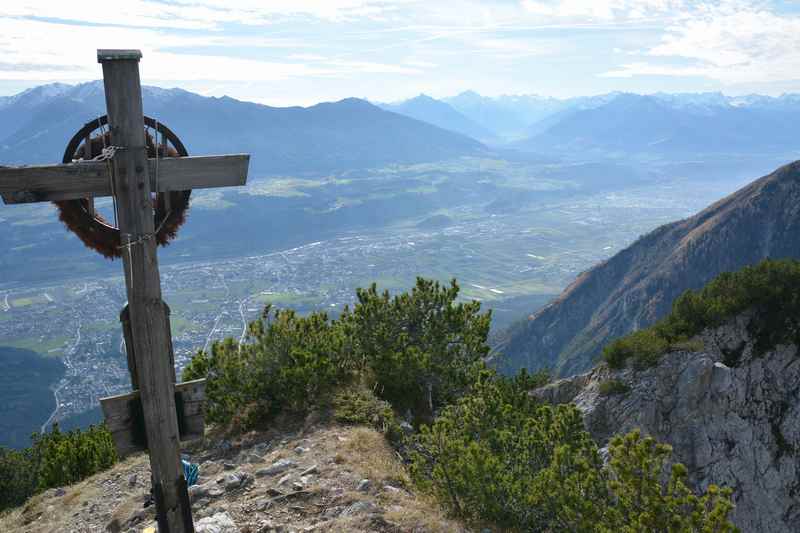Aussichtsreiches Panorama auf der Hüttenspitze Wanderung über Hall in Tirol