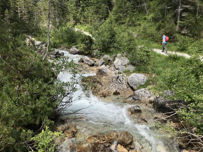 Ideal für deine Hüttentour mit Kindern: Am Bach entlang zum Lehnberghaus