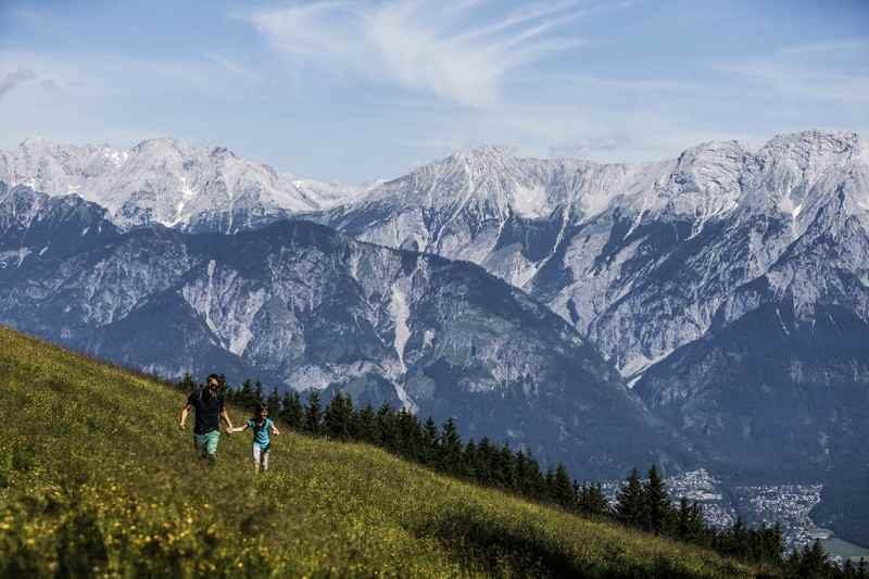 Wandern mit Gepäcktranspor in den Tuxer Alpen, Bild: TVB Hall Wattens 