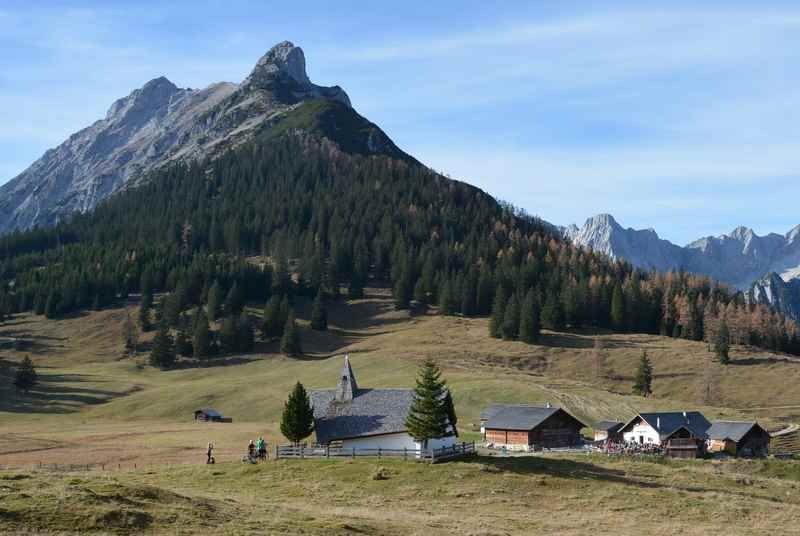 Der Hundskopf in Gnadenwald überragt die Walderalm mit dem Karwendelgebirge