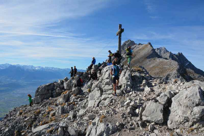 Am Gipfel des Hundskopf Klettersteig im Karwendel, unten links ist Innsbruck 