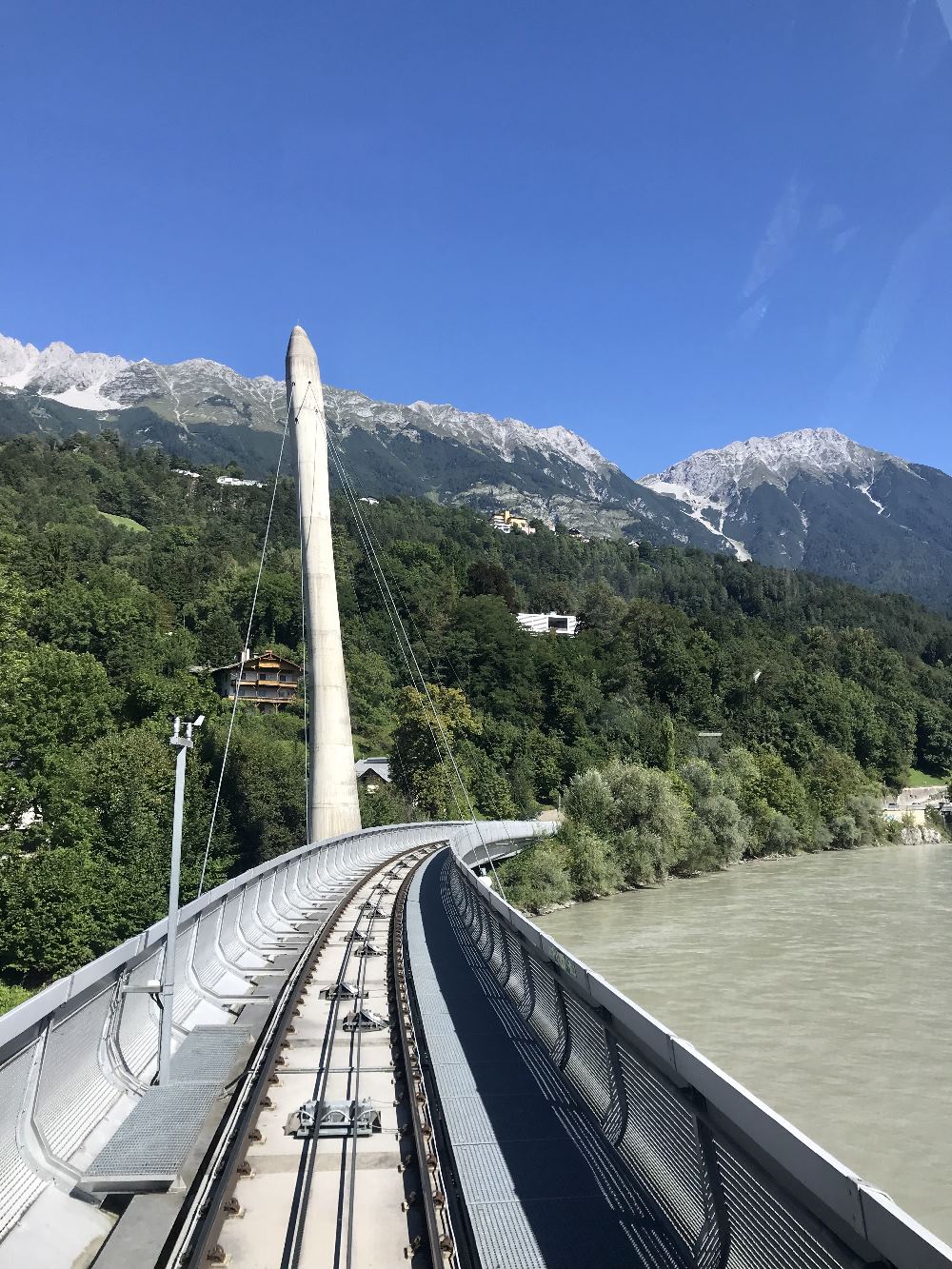 Hungerburgbahn Innsbruck - die Bahn fährt von der Innenstadt über den Inn und hinauf nach "Hoch Innsbruck"