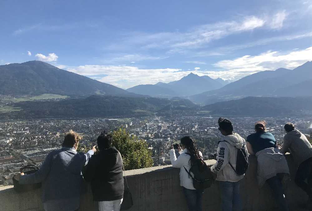 Das ist der Ausblick von der Hungerburg - bei der Bergstation der Hungerburgbahn auf Innsbruck