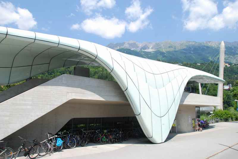 Direkt in der Stadt Innsbruck steht die Talstation der Hungerburgbahn, sie geht in den Stadtteil Hungerburg im Karwendel