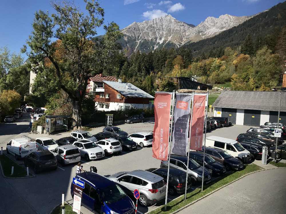 Der kleine Parkplatz bei der Bergstation der Hungerburgbahn in Innsbruck