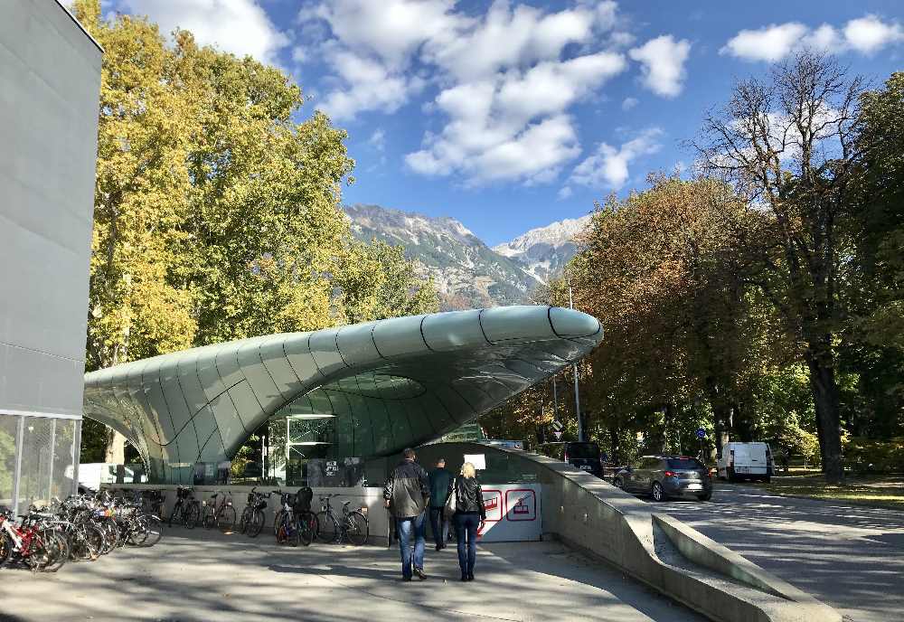 Mit der Hungerburgbahn aus der Stadt auf den Berg