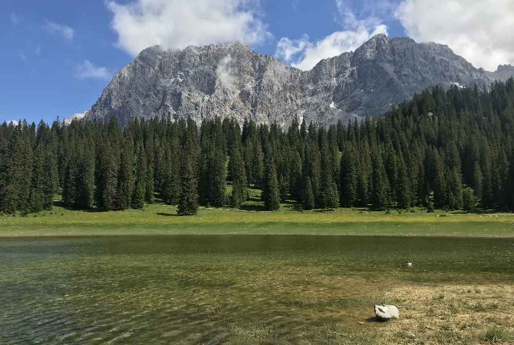 Oben im Gaistal: Der Iglsee mit dem Wettersteingebirge. Nicht immer hat er soviel Wasser!