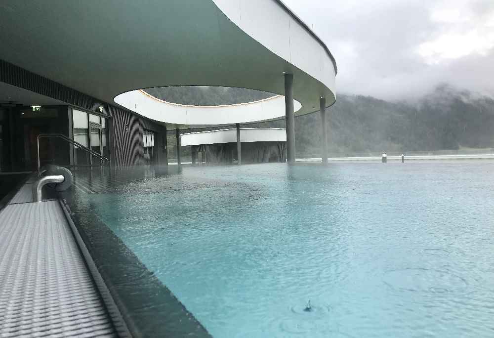 Atoll Achensee: Der Infinity Pool, auch bei Regen fein, weil teilweise überdacht!