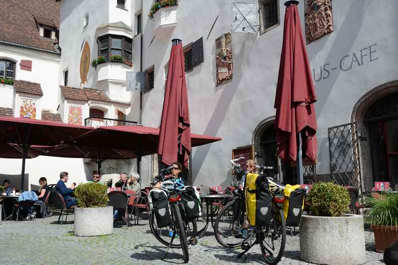 Früher kamen die Händler auf dem Inn, heute kommen die Radfahrer auf dem Innradweg nach Hall